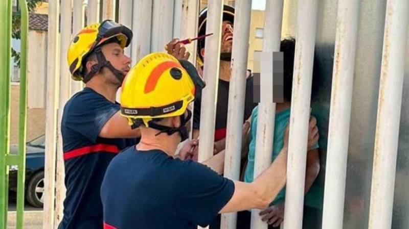 Benidorm firefighters rescue child wedged between railings and a billboard