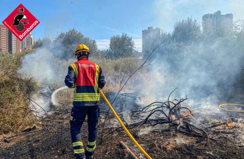 Massive fire consumes Benidorm just metres away from tourist hotels