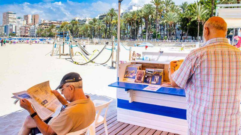 Benidorm reopens Poniente beach libraries for summer tourist season