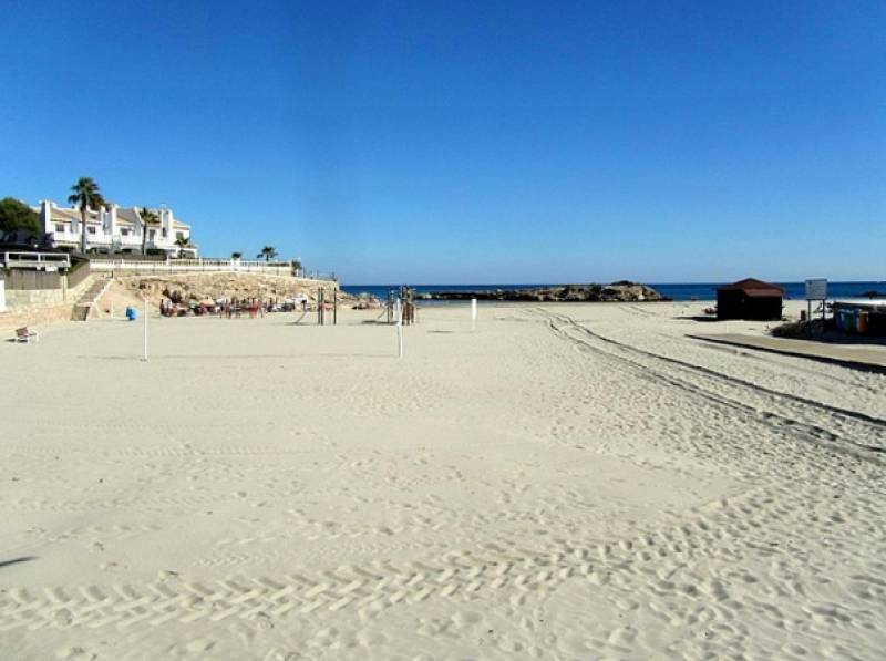Orihuela Costa beach bars unlikely to reopen this summer