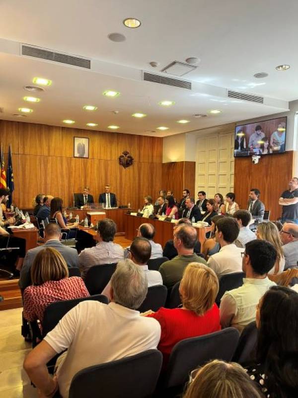 Who are the new gvt team in Orihuela and how can you contact the Councillor for International Residents?