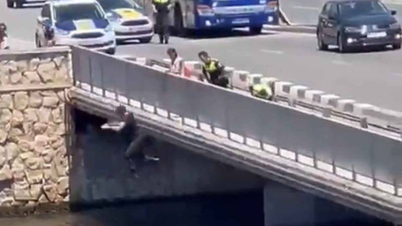 WATCH: Hero cop rescues man who jumped off bridge in Alicante