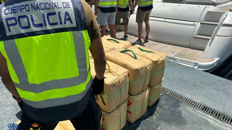 Five tons of hashish seized from British luxury yacht in Santa Pola, Alicante