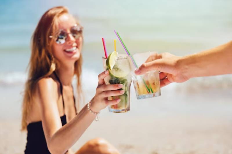 Health alert launched against buying drinks from illegal vendors on Benidorm beaches