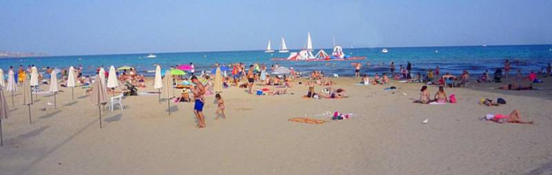 Alicante considers extending beach lifeguards due to longer summers