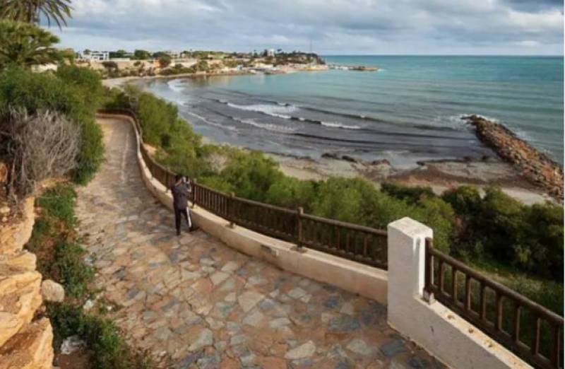 Cabo Roig residents frustrated at delay in reopening cliff walk