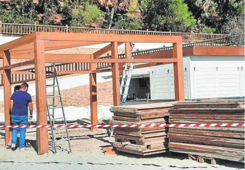 Orihuela Costa beach bars dismantled without ever opening