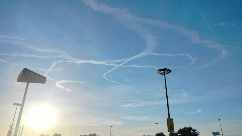 Strange plane contrail shapes spotted in the sky over Murcia and Alicante
