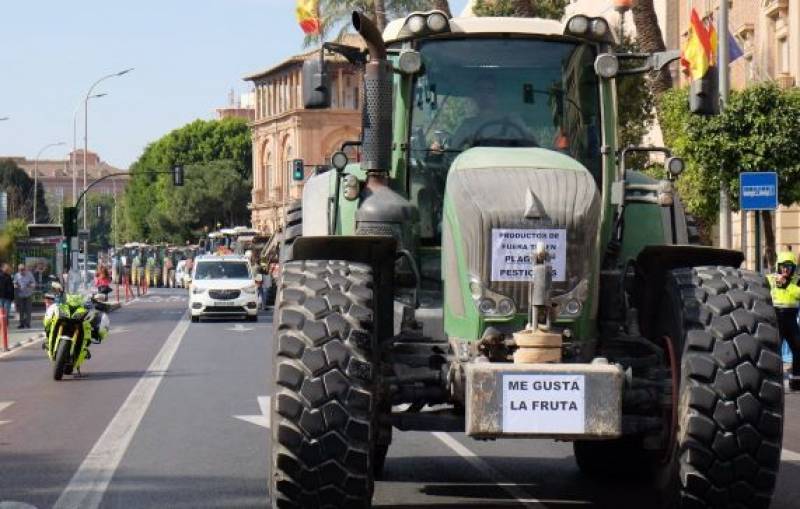 Murcia farmers protest: Tractors, traffic, launching lemons and free fruit