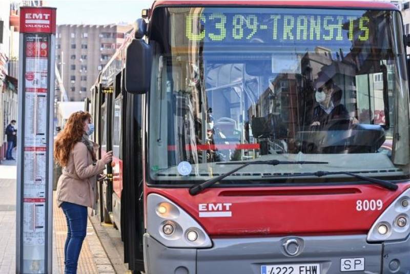 Tourists leave their toddlers on Spanish city bus