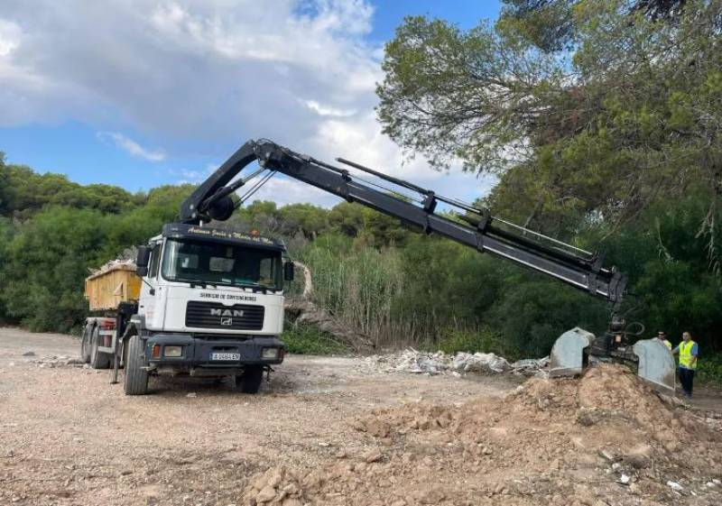 Council begins removing illegally dumped rubbish in Orihuela Costa