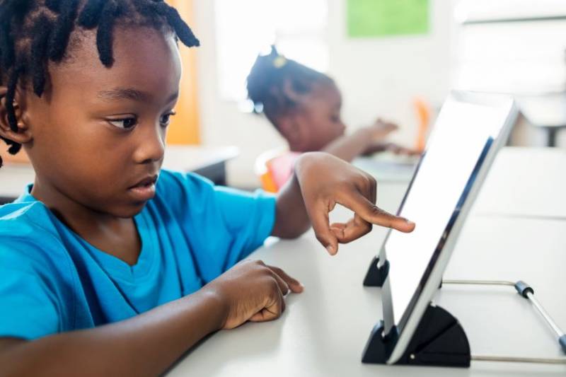 Murcia's new school screen time plan fails to convince parents and paediatricians