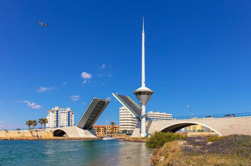 Latest La Manga drawbridge break-down causes Friday afternoon traffic chaos