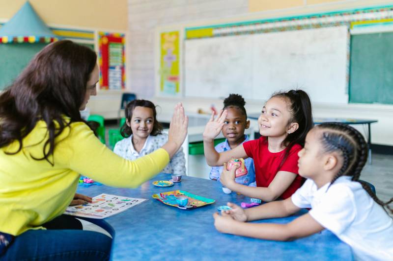 Sánchez to cap teaching hours for primary and secondary school teachers