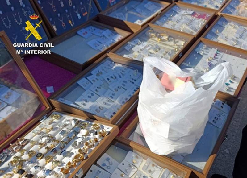 Guardia Civil seizes fake designer goods worth €116,000 at Puerto de Mazarrón street market