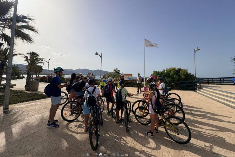 Isla Plana students roll up their sleeves for annual beach clean-up
